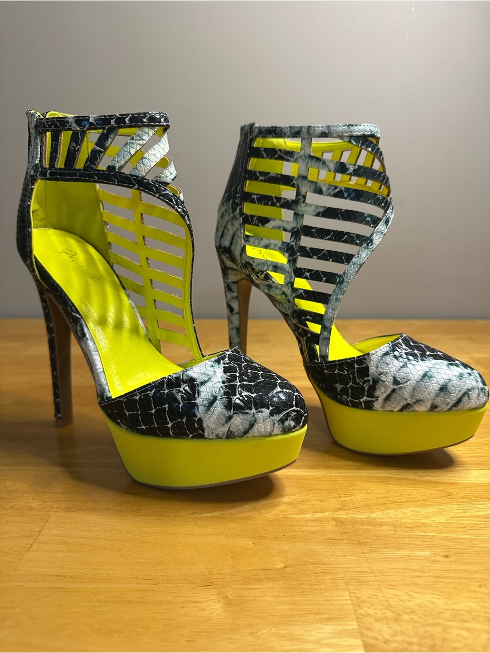 Qupid Neon Yellow & Snakeskin Cage Platform Heels Sz 5.5
